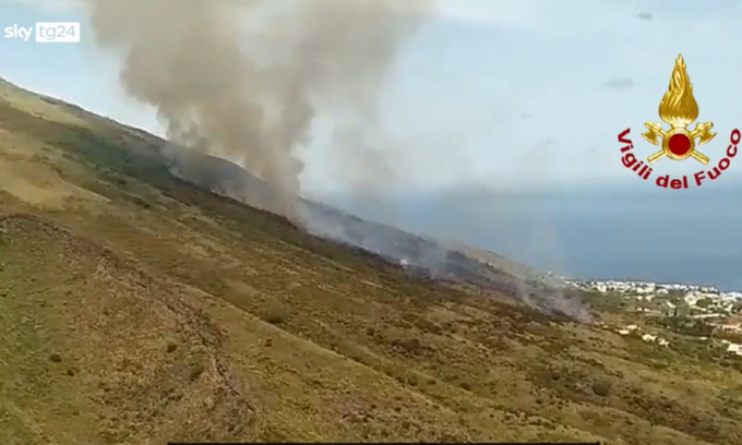 Stromboli dice no alla fiction con Ambra Angiolini che aveva devastato mezza isola con un incendio “di scena”