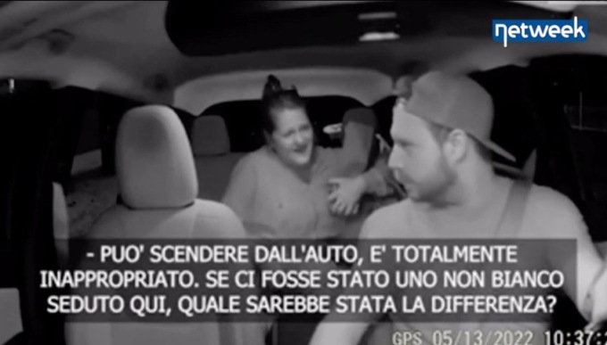“Finalmente un tassista bianco che parla inglese!”. E lui fa scendere la coppia razzista