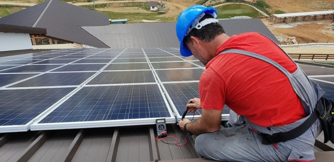 La crisi energetica si fa sempre più nera: l’Europa vuole accelerare sulle energie rinnovabili