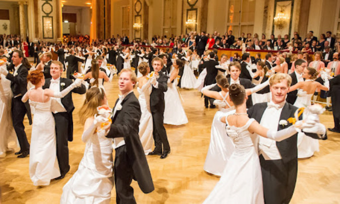 Coppie gay al Ballo delle debuttanti: alla fine le due ragazze potranno danzare