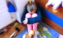 Frustavano i figli coi cavi della corrente per i brutti voti a scuola:  li devono risarcire con 10.000 euro