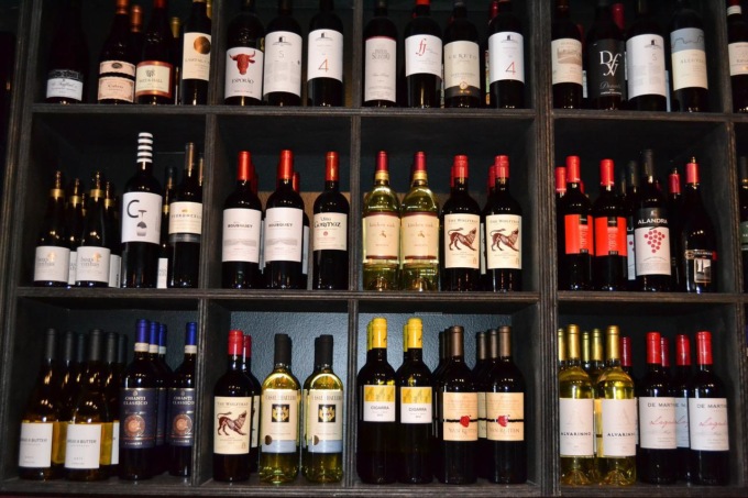 Il ladro sommelier che si nasconde in bagno per non essere beccato