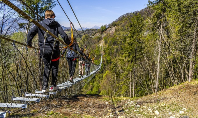 Via alle visite sul ponte tibetano più lungo del mondo vicino a Bergamo