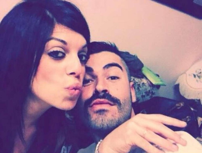 Uccide la moglie a coltellate e poi si suicida: sui social postava le foto di famiglia e scriveva “vi amo”