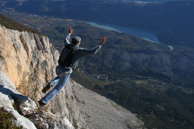 Il paracadute non si apre, base jumper 33enne precipita per 200 metri nel vuoto e muore