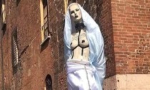 Primo Pride a Cremona: polemiche sulla statua della Madonna a seno scoperto