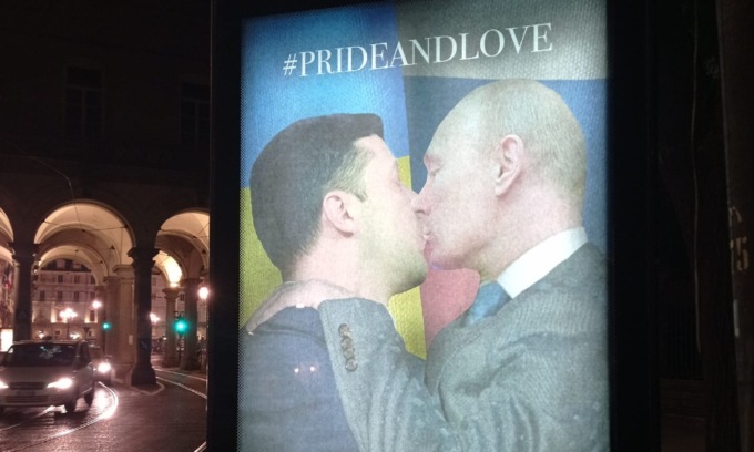Bacio appassionato tra Putin e Zelensky: l’ultima provocazione del Banksy di Torino