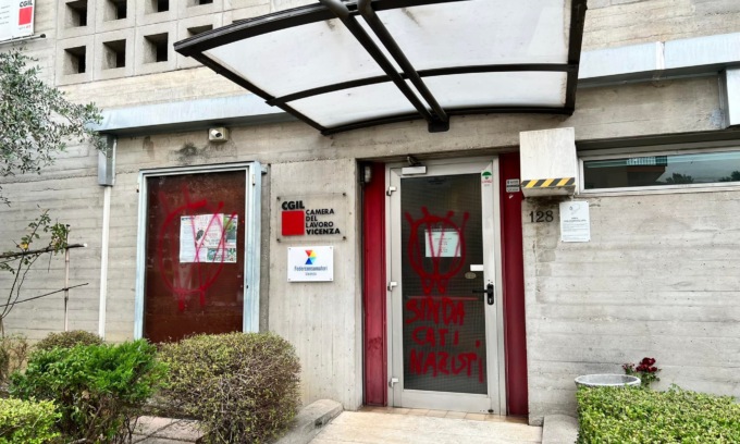 Ancora sedi imbrattate: perché i No vax adesso ce l’hanno con la Cgil