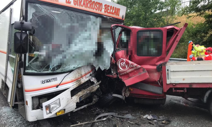 Scontro frontale fra il camioncino del pollivendolo e un furgone: quattro morti