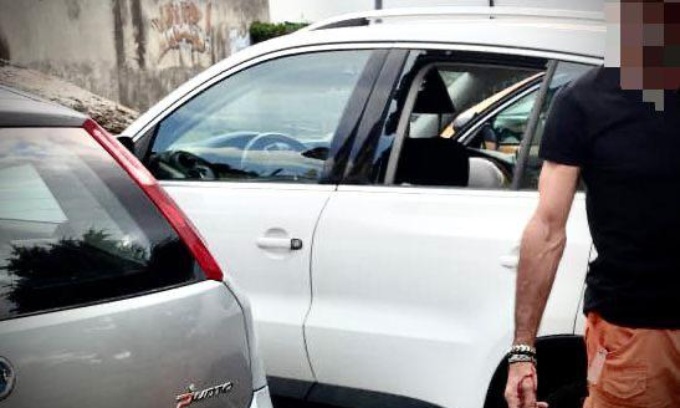 Chiusa in auto sotto il sole mentre i genitori fanno picnic: bimba salvata dai passanti