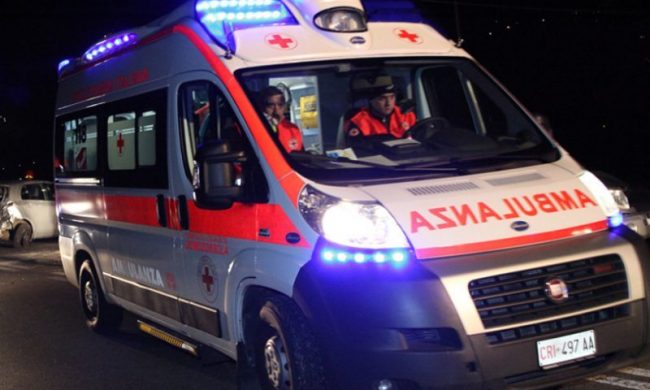 Dimentica le chiavi e prova ad arrampicarsi per entrare in casa: medico 36enne precipita e muore
