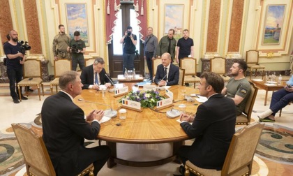 Draghi a Kiev: "Subito sbloccare il grano, l'Ucraina scelga che pace vuole"