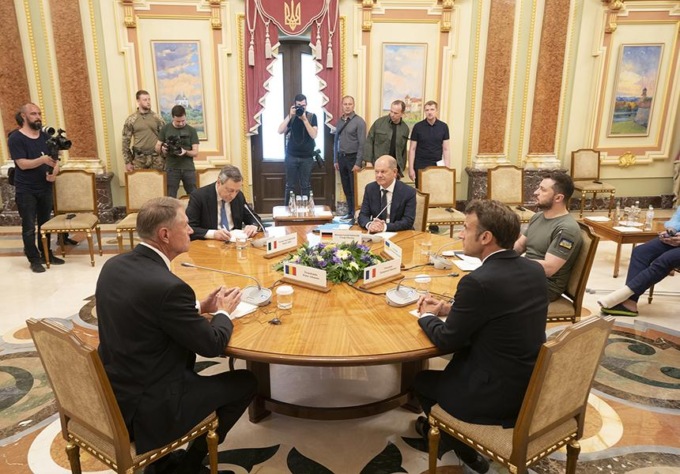 Draghi a Kiev: “Subito sbloccare il grano, l’Ucraina scelga che pace vuole”