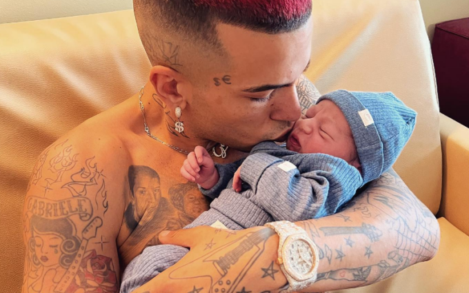 Sfera Ebbasta è diventato papà: è nato il figlio Gabriel