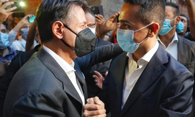Scissione M5S: Di Maio rischia di pagare la multa che aveva introdotto per i “voltagabbana”