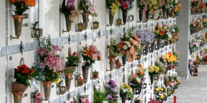 Dipendenti dei servizi cimiteriali rubavano i denti ai defunti e li vendevano ai compro oro