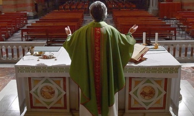 Due preti recitano Messa “abusivamente” in latino (e la Curia li bacchetta)