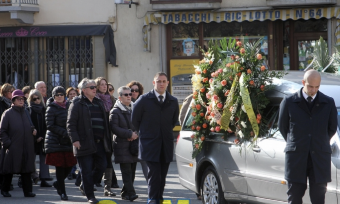 Mancano i vigili: il sindaco vieta i cortei funebri