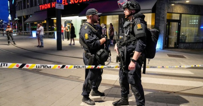 Shock in Norvegia, sparatoria in locale gay: 2 morti, annullata la pride parade