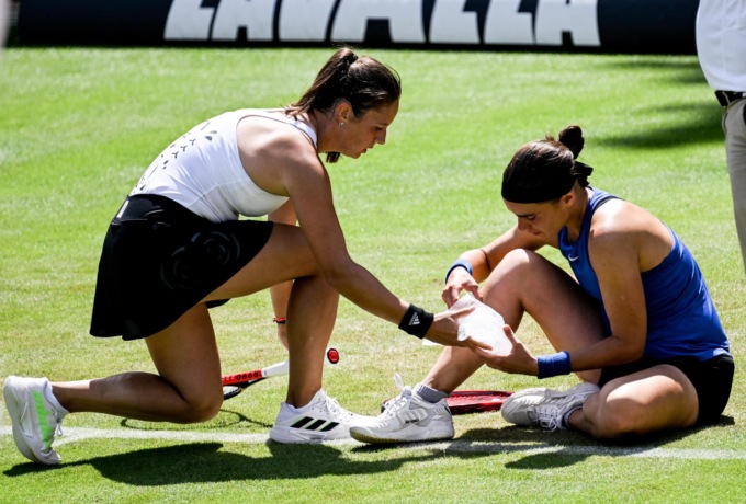 La tennista russa che soccorre l’avversaria ucraina infortunata