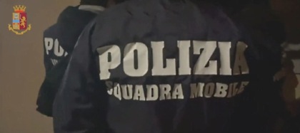 Tragedie senza fine, un altro femminicidio: uccide la moglie davanti al figlio di 6 mesi