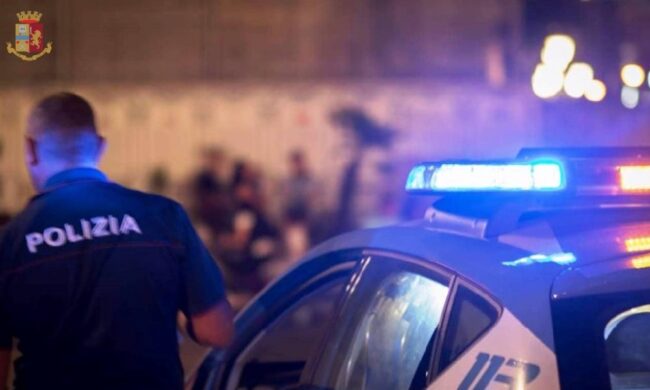 Fa un incidente, poi ruba un’auto della Polizia e scappa per 150 chilometri, poi si schianta