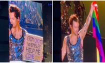 Harry Styles aiuta un fan italiano a fare coming out durante il concerto di Wembley