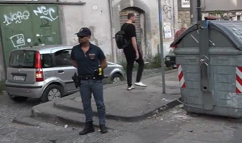 Sorelle sfregiate a Napoli, la zia: “Volevo picchiarle col casco, l’acido ce l’avevano loro”