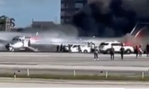 L'impressionante video dell'aereo che prende fuoco dopo l'atterraggio