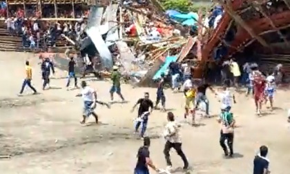 Il video della tribuna che crolla durante la corrida in Colombia: almeno quattro morti e decine di feriti