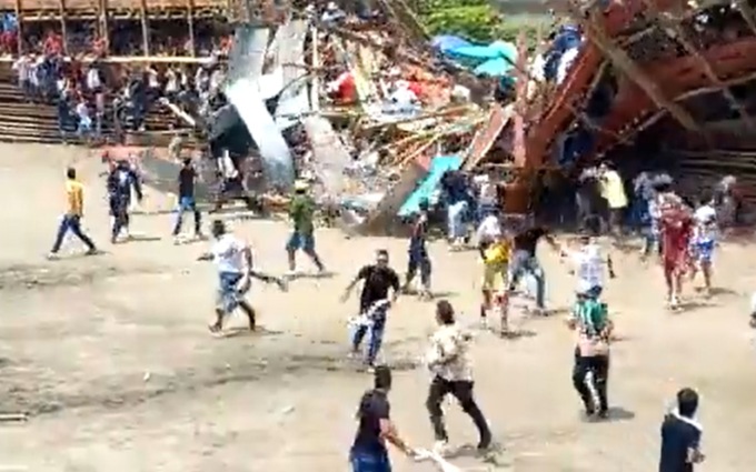 Il video della tribuna che crolla durante la corrida in Colombia: almeno quattro morti e decine di feriti