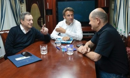 Draghi, Macron e Scholz sfidano Putin e vanno a Kiev in treno. Intanto Gazprom ci taglia il gas