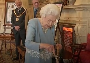 Giubileo di Platino per la Regina Elisabetta: “Trooping the Colour”, il lieve malessere e le smorfie del principe Louis