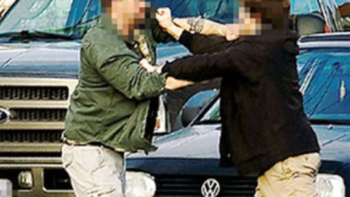 Attraversa fuori dalle strisce con due bimbi, costringe anziano a frenare e poi lo picchia pure