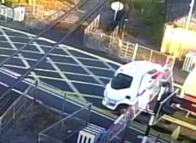 Giornata internazionale del passaggio a livello: il video degli incidenti più assurdi