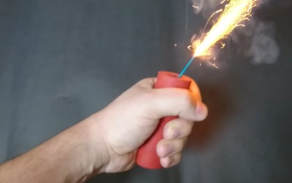 Follia di Capodanno a Napoli: perde tre dita con un petardo, esce dall’ospedale e spara ancora. Rischia di perdere un occhio