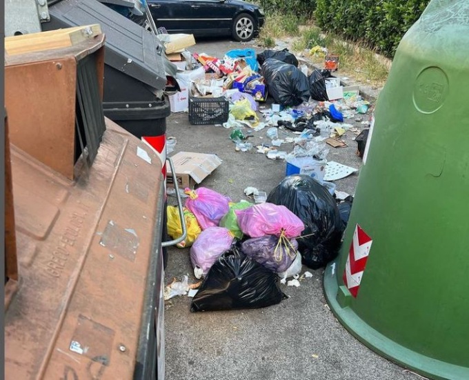 Rifiuti e cinghiali a Roma, ora pure i Vip (che hanno votato Gualtieri) si ribellano