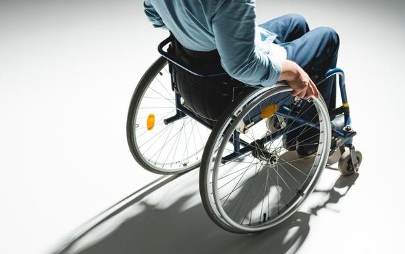 Manca il bus con la pedana: bambino disabile lasciato a casa dalla gita scolastica