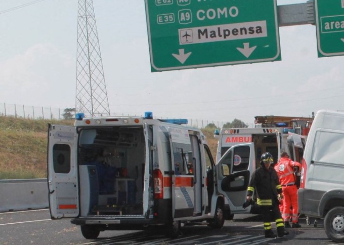 Scendono per sistemare il carico e vengono travolti e uccisi da un Tir pirata