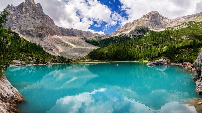 Il lago dalle acque color turchese immerso nelle Dolomiti venete