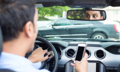 Automobilisti distratti: il 75% degli italiani usa il cellulare quando guida