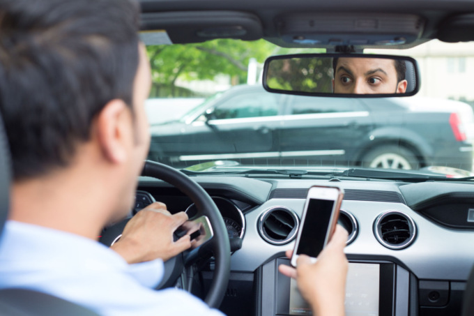 Automobilisti distratti: il 75% degli italiani usa il cellulare quando guida