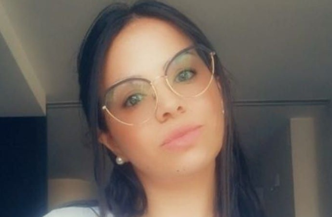 Donna uccisa a coltellate in casa, fermato il figlio di 15 anni