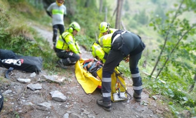 Cade in bici su un nido di vespe che iniziano a pungerlo in massa