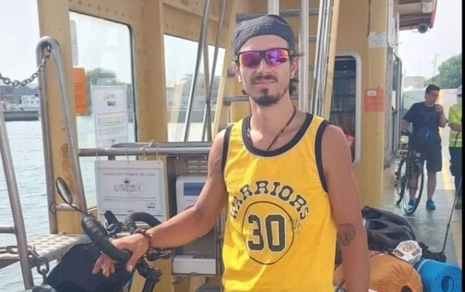 Scomparso sul Cammino di Santiago: Adriano visto mendicare vicino a un benzinaio (e ha firmato in un ostello)