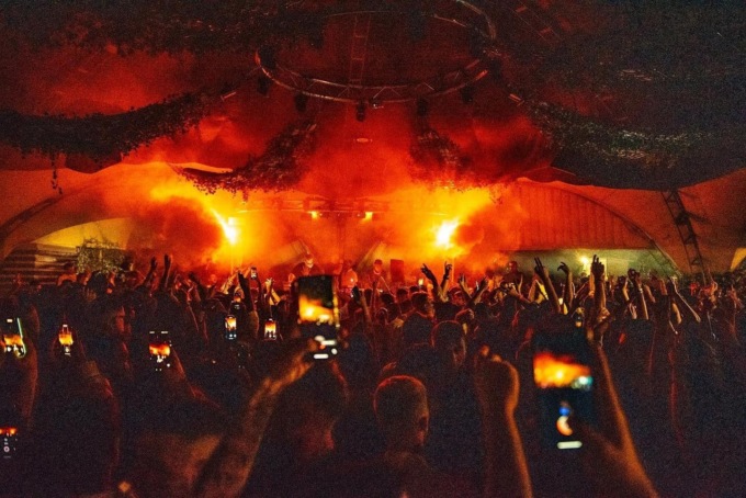 Clienti troppo maleducati, discoteca chiude: “Siamo stufi, avete rotto…”
