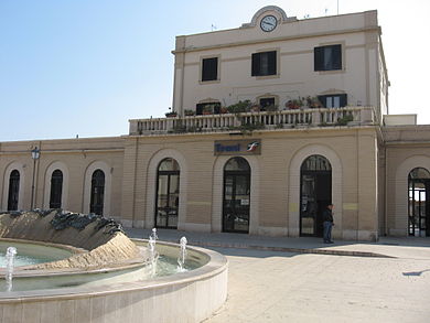 Gli resta la gamba bloccata nella porta del treno e viene trascinato per 300 metri: morto un 49enne