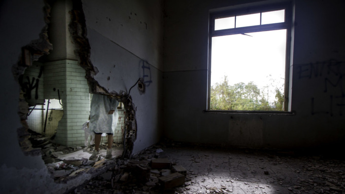 Fa un buco nel muro di casa per aggredire il vicino