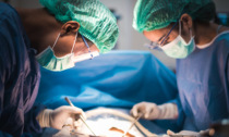 Miracolo in sala operatoria: 19enne affetta da una malattia rarissima, salvata da un trapianto multiplo di cuore e polmoni