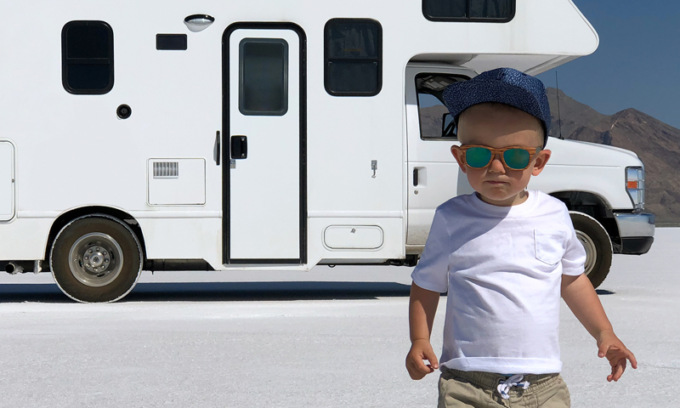 Partono per le vacanze e dimenticano il figlio a casa